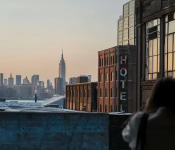 El aumento de precios de hoteles en Nueva York explicado: 1 de cada 5 habitaciones está siendo utilizada para albergar migrantes