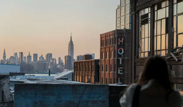 El aumento de precios de hoteles en Nueva York explicado: 1 de cada 5 habitaciones está siendo utilizada para albergar migrantes