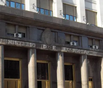 El Ministerio de Economía lanzó un canje de deuda en pesos por $54 billones