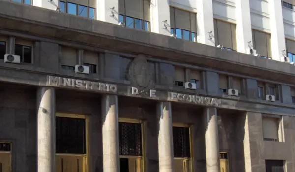 El Ministerio de Economía lanzó un canje de deuda en pesos por $54 billones